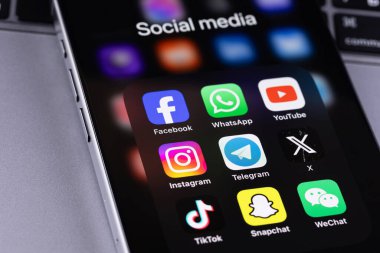 Mobil uygulamalı akıllı telefon Facebook, WhatsApp, YouTube, Instagram, Telegram, Twitter X, TikTok, Snapchat, WeChat. Pazarlama için en popüler sosyal medya platformu. Batum, Gürcistan - 3 Aralık 2023