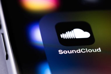 Soundcloud yeni logo mobil ikon uygulaması ekrandaki akıllı telefon iPhone 'u kapat. SoundCloud küresel bir çevrimiçi ses dağıtım platformudur. Batum, Gürcistan - 3 Aralık 2023