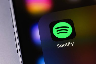 Mobil logo uygulamasını akıllı telefon iPhone ekranında bozun ve dizüstü bilgisayarın kapanmasını sağlayın. Spotify - çevrimiçi ses servisi. Batum, Gürcistan - 3 Aralık 2023
