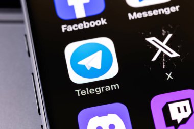 Telgraf, mobil simge uygulaması ekrandaki akıllı telefon iPhone 'unu kapatın. Telgraf - platformlar arası kurye. Batum, Gürcistan - 3 Aralık 2023