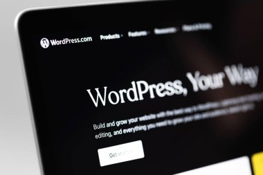 WordPress web sitesi Macbook makrosu üzerinde. WordPress - açık kaynak içerik yönetim sistemi. Batumi, Gürcistan - 7 Kasım 2023