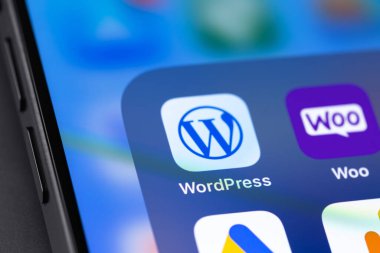 WordPress, WooCommerce mobil simge uygulamaları bir ekranda akıllı telefon iPhone yakın plan. WordPress - açık kaynak içerik yönetim sistemi. Batumi, Gürcistan - 7 Kasım 2023