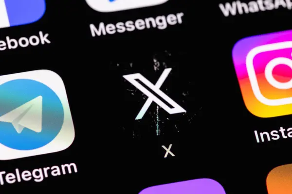 Twitter X (X 'e yeniden markalaşma) cep telefonu iPhone ekranındaki mobil simge uygulaması kapat. Twitter, Amerikan mikroblog hizmeti ve sosyal ağıdır. Batum, Gürcistan - 3 Aralık 2023