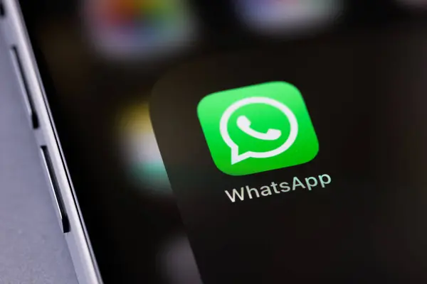 What SApp mobil uygulaması ekrandaki akıllı telefon iPhone 'unda yakın plan. WhatsApp, mobil ve diğer platformlar için popüler bir ücretsiz mesajlaşma sistemidir. Batum, Gürcistan - 3 Aralık 2023