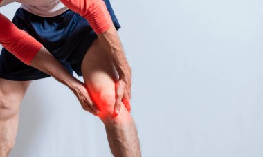 Bacak kası ağrısı olan kişi izole edilmiş. Bacağında kas ağrısı olan yaralı bir adam. Bacak kası iltihabı olan insanlar izole edilmiş. Kas yırtılması konsepti, bacak kası ağrısı olan bir adamın tıbbi sorunu.