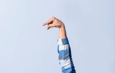 Q harfini işaret diliyle işaretleyerek izole bir arkaplanda. Alfabenin Q harfini işaret eden adamın eli izole edilmiş. İşaret dilinde alfabenin Q harfi