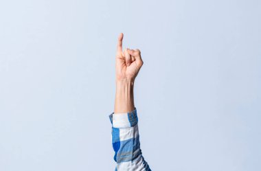 İzole bir arka planda işaret diliyle 