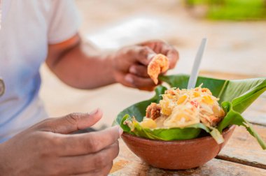 Masada vigoron yiyen birine yakın çekim. Geleneksel enerjiyi yiyen yerli biri. Nikaragua 'nın tipik yiyecek kavramı Granada' nın tipik yiyeceği.