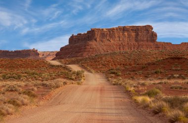 Utah 'taki Kanyonlar Ulusal Parkı' na giden yol, Kanyonlar Ulusal Parkı 'na giden güzel yol, Mavi gökyüzü olan kırmızı kayalarla çevrili yol.