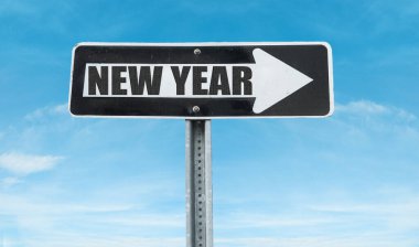 Yeni yıl metniyle reklam işareti, yeni yıl metniyle oklar imzası, yeni yıl tabelası ve yeni yıl kavramı, yeni yıl metniyle yol işaretleri