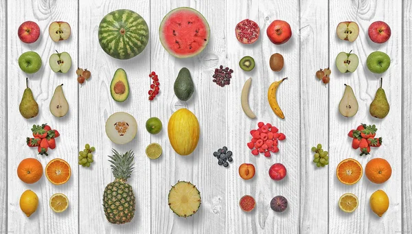 Koncepcja Owoców Diety Plasterki Owoców Drewnianym Tle Zbliżenie Świeżych Owoców — Zdjęcie stockowe