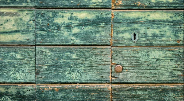 古い木製のドアの詳細とボルト ボルトと古い木製のドアの詳細 — ストック写真