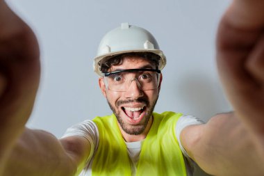 Gülümseyen erkek mühendis kameraya bakarak selfie çekiyor. Mühendis izole edilmiş bir selfie çekiyor, Mühendis izole edilmiş bir selfie çekiyor. Erkek mühendisin izole edilmiş bir selfie çekişi görüntüsü