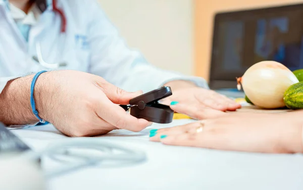 Χέρι Διατροφολόγου Που Χρησιμοποιεί Οξύμετρο Στο Δάχτυλο Του Γυναικείου Ασθενούς — Φωτογραφία Αρχείου