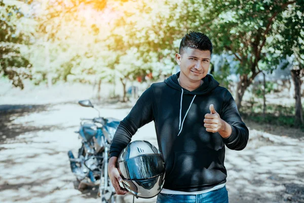 Портрет Мотоциклиста Держащего Защитный Шлем Большим Пальцем Вверх Улыбающийся Мотоциклист — стоковое фото