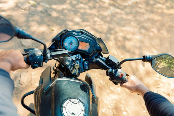 Вид Руки Мотоциклиста Руле Вид Руки Руле Мотоцикла Руки Человека — стоковое фото