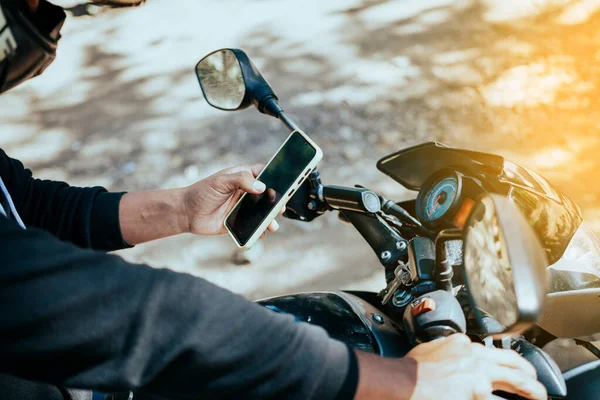 Ręce Motocyklisty Smsujące Przez Telefon Zbliżenie Motocyklistów Smsujących Przez Telefon — Zdjęcie stockowe