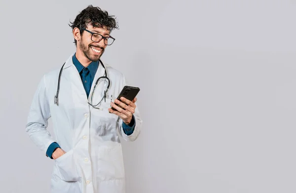 Νεαρός Γιατρός Τηλέφωνο Απομονωμένο Χαρούμενος Γιατρός Τηλέφωνο Απομονωμένο Υπόβαθρο Χαμογελώντας — Φωτογραφία Αρχείου