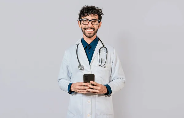 Médico Feliz Com Telefone Fundo Isolado Médico Sorrindo Usando Celular — Fotografia de Stock