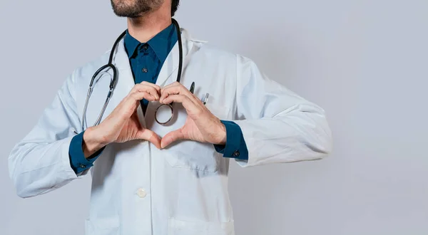 Médico Manos Haciendo Forma Corazón Aislado Doctor Haciendo Gesto Corazón —  Fotos de Stock