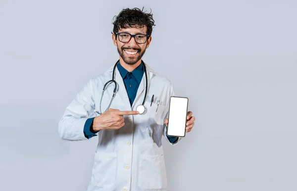 Usmívající Doktor Drží Ukazuje Obrazovku Mobilu Mladý Lékař Ukazuje Ukazuje — Stock fotografie