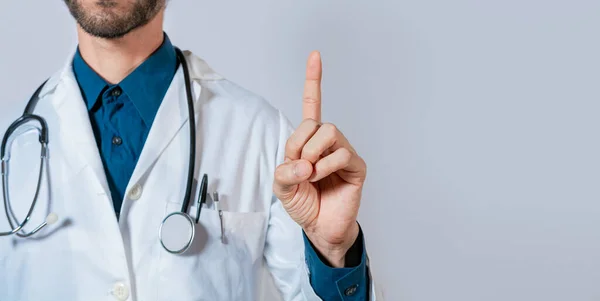 Doktor Wskazujący Palcem Przestrzeń Tekstową Nierozpoznany Lekarz Wskazujący Górę Ręka — Zdjęcie stockowe