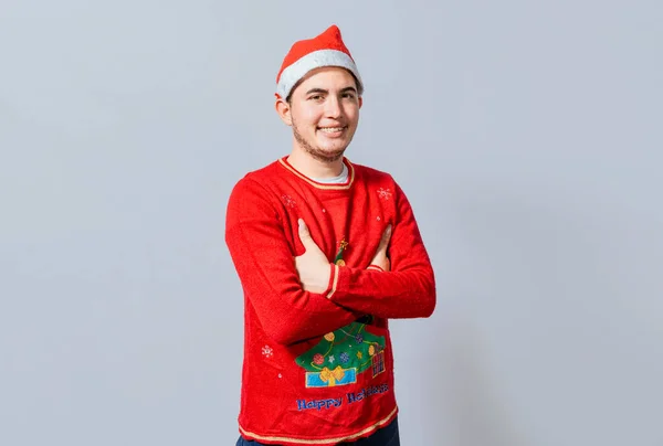Portrét Chlapa Svetru Vánočním Klobouku Zkříženýma Rukama Usmívající Chlap Vánočním — Stock fotografie