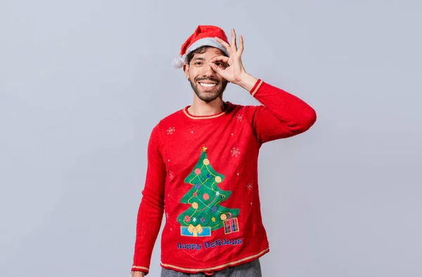Noel Şapkalı Komik Genç Adam Parmaklarından Bakıyor Komik Noel Çocuğu — Stok fotoğraf