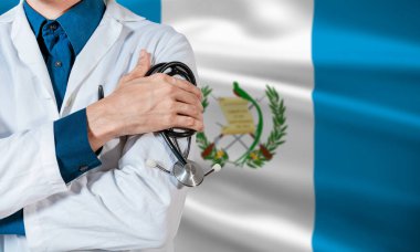 Guatemala bayrağında steteskoplu bir doktor. Guatemala bayrağıyla sağlık ve bakım. Guatemala Ulusal Sağlık Konsepti, Guatemala bayrağında steteskoplu doktor kolu