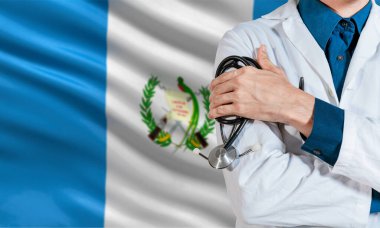 Guatemala bayrağında steteskoplu bir doktor. Guatemala bayrağıyla sağlık ve bakım. Guatemala Ulusal Sağlık Konsepti, Guatemala bayrağında steteskoplu doktor kolu