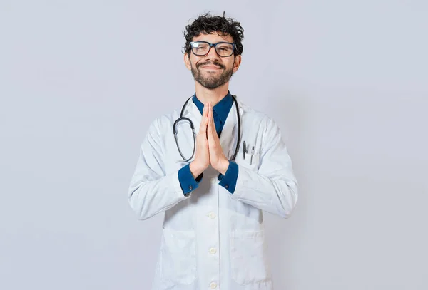 Usmívající Lékař Spojuje Dlaně Izolovaném Pozadí Pohledný Doktor Sepjatýma Rukama — Stock fotografie