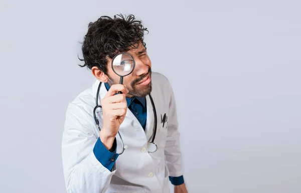 Doutor Com Lupa Olhar Para Câmara Médico Segurando Lupa Olhando — Fotografia de Stock