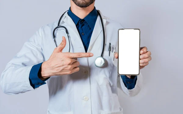 Doktor Ukazuje Ukazuje Prázdnou Obrazovku Mobilu Doktor Doporučuje Izolovat Obrazovce — Stock fotografie