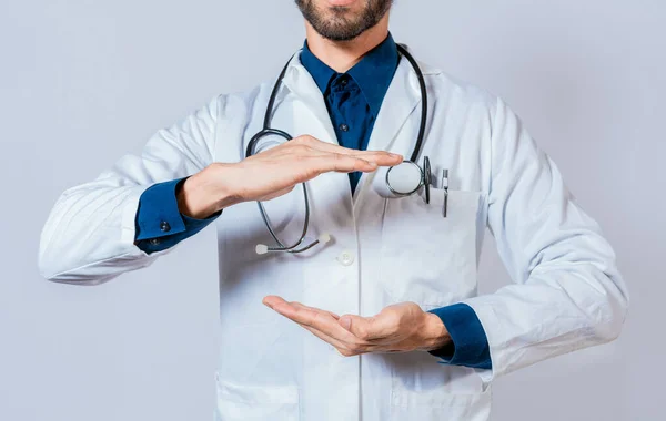 Nierozpoznawalny Lekarz Trzymający Puste Ręce Izolacji Ręce Lekarza Prezentują Coś — Zdjęcie stockowe