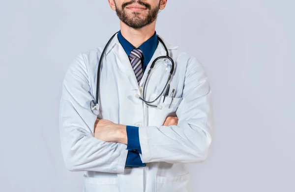 Médico Irreconocible Con Brazos Cruzados Sobre Fondo Aislado Joven Médico —  Fotos de Stock