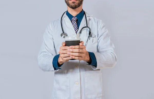 Γιατρός Κρατάει Χάρτινο Καφέ Γιατρός Που Κρατάει Καφέ Απομονωμένο Φόντο — Φωτογραφία Αρχείου