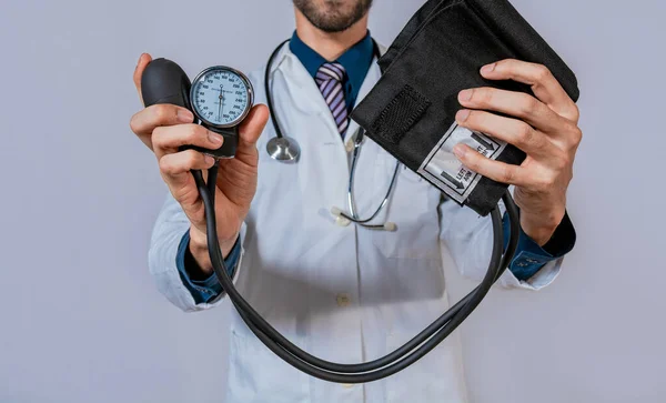 Γιατρός Κρατάει Πιεσόμετρο Απομονωμένο Γιατρός Χέρια Κρατώντας Χειροκίνητο Σφυγμομανόμετρο Απομονωμένο — Φωτογραφία Αρχείου