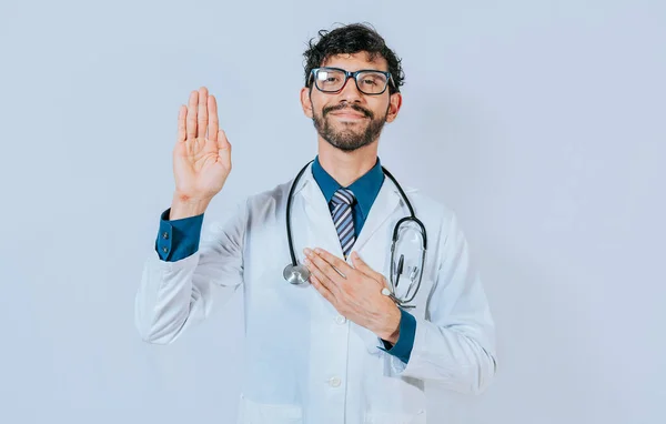 Médico Levantar Mão Jurar Médico Bonito Fazendo Juramento Promessa Isolado — Fotografia de Stock