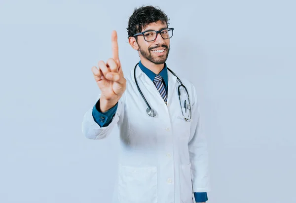 ドクター カウントナンバー1分離 隔離された背景の第1を数えるハンサムな医者 若い医師の人差し指を上げる隔離 — ストック写真