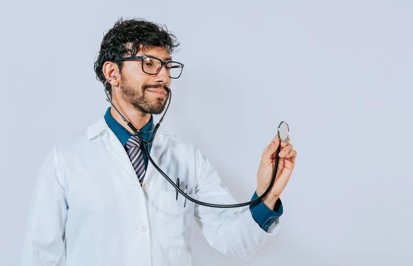 Όμορφος Γιατρός Κρατάει Στηθοσκόπιο Λευκό Φόντο Πορτραίτο Του Άνδρα Γιατρού — Φωτογραφία Αρχείου