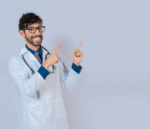 Vousatý Doktor Ukazuje Povýšení Odděleným Prstem Šťastný Vousatý Lékař Ukazuje — Stock fotografie