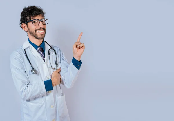 広告スペースを指す幸せなひげの医者隔離された 指でプロモーションを指すひげ医者は隔離された — ストック写真