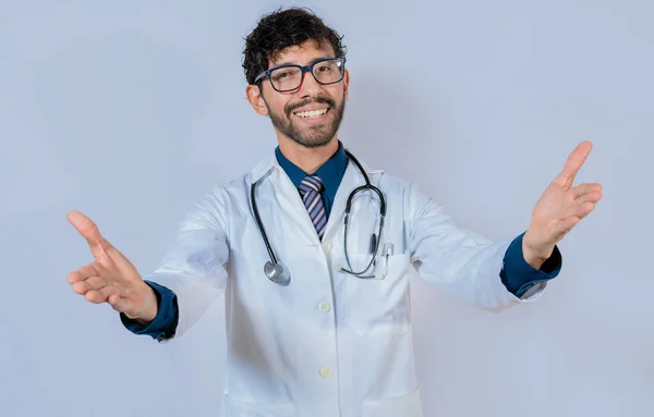 Doktor Uśmiechnięty Otwartymi Ramionami Przyjazny Lekarz Przytulający Kamerę Koncepcja Przyjaźni — Zdjęcie stockowe