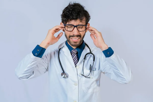 Jovem Doutor Sofrendo Com Dor Cabeça Isolada Doutor Com Enxaqueca — Fotografia de Stock