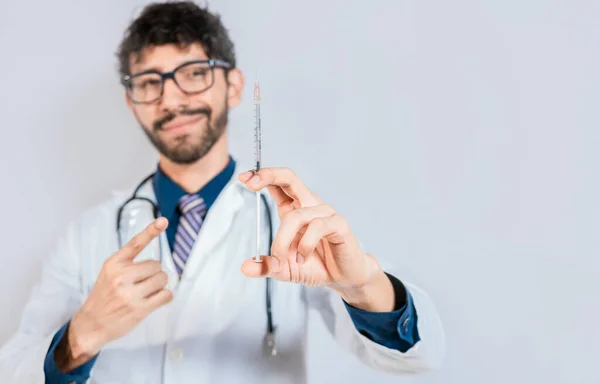 Przystojny Lekarz Trzymający Wskazujący Strzykawkę Izolatce Uśmiechnięty Lekarz Pokazujący Strzykawkę — Zdjęcie stockowe