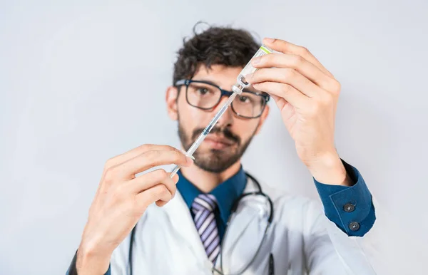 Γιατρός Αντλεί Φάρμακα Από Ένα Φιαλίδιο Απομονωμένο Νεαρός Γιατρός Αντλεί — Φωτογραφία Αρχείου