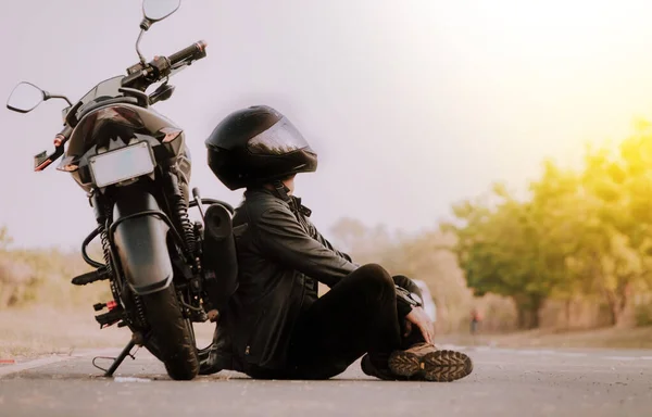 Мотоциклист Сидит Рядом Своим Мотоциклом Дороге Мотоциклист Сидит Опирается Свой — стоковое фото