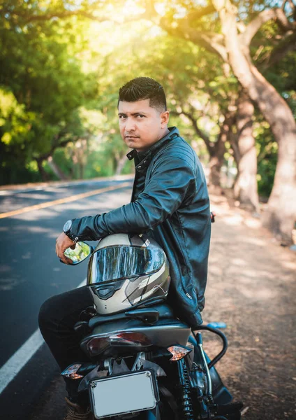 Портрет Красивого Мужчины Сидящего Мотоцикле Дороги Портрет Байкера Сидящего Мотоцикле — стоковое фото