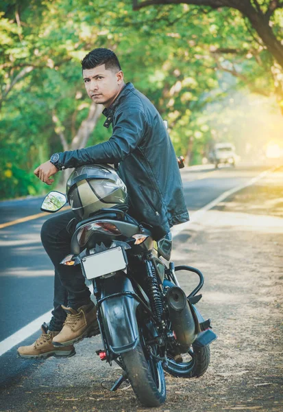 Портрет Байкера Куртке Сидящего Мотоцикле Обочине Дороги Латинский Мотоциклист Сидит — стоковое фото