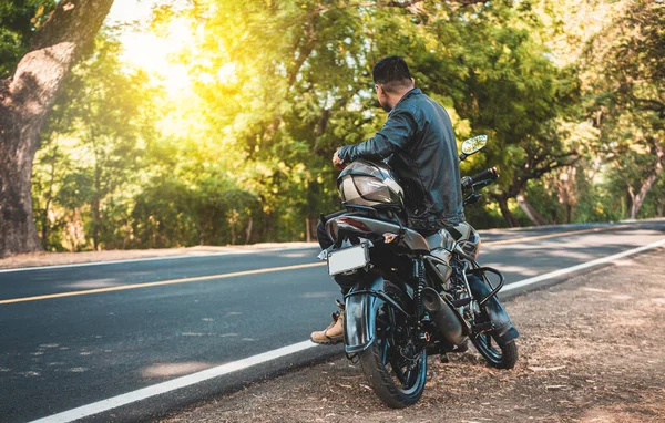 Байкер Сидит Мотоцикле Обочине Дороги Человек Сидящий Мотоцикле Обочине Дороги — стоковое фото